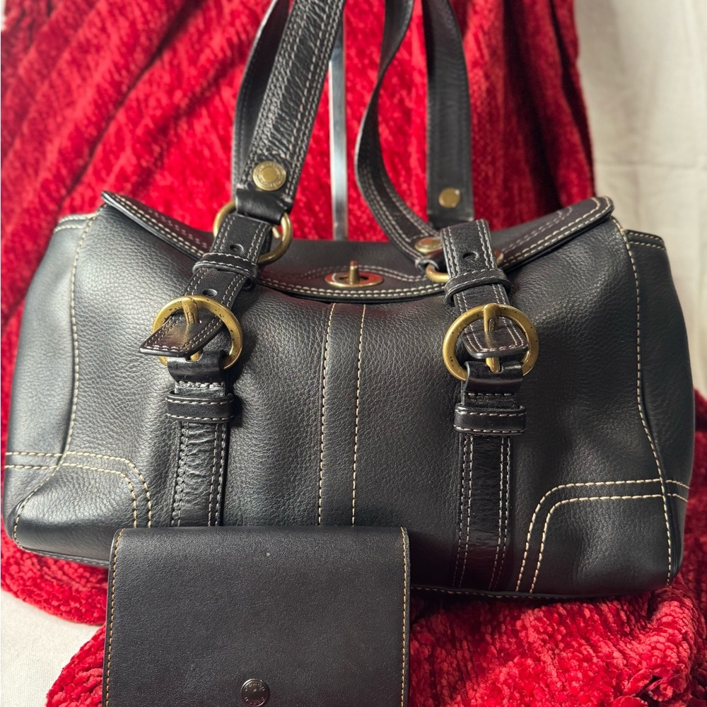 Bundle deal!!Authenthic Coach Top handle bag - in all leather/compact wallet😊